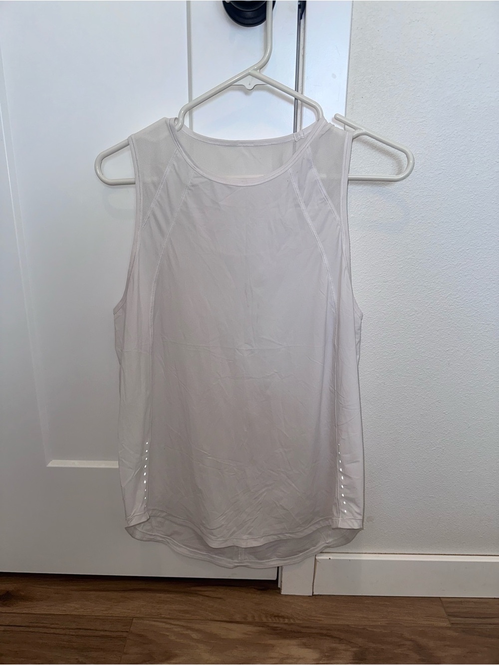 Lululemon women’s Lightweight White Sleeveless Tank Top